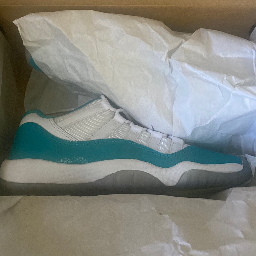 Jordan 11 low aqua safari